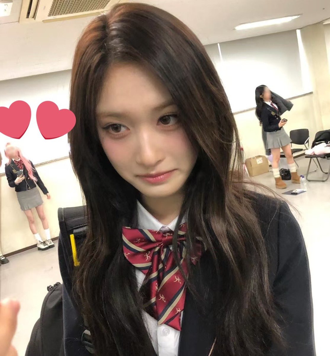 ayjkcwy's tweet image. the closest ive x tripleS crumbs we can get ig