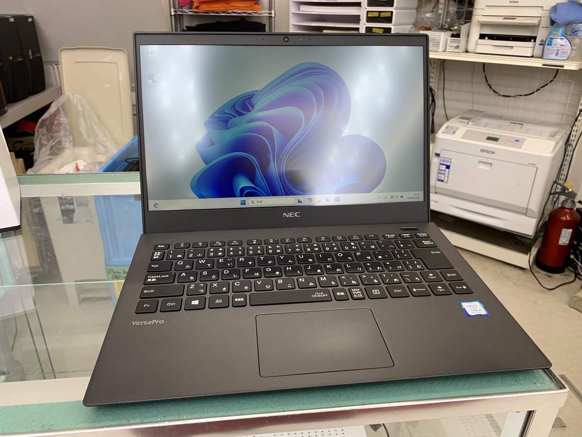 PCcomfullAKB4's tweet photo. 今週の秋葉原4号店限定セール!
①【PC-VKT16GZG6】
超軽量の約785g!狭額縁ベゼルの13インチで、持ち運びにピッタリ!!
この価格でもネットサーフィンや動画視聴なら快適に動作♪IPSのFHDで映りもバッチリ✨
軽作業用やサブとしてもオススメの1台☝️
10台限定!
#NEC #VersaPro #VKT16 https://t.co/2h82BK8NTm