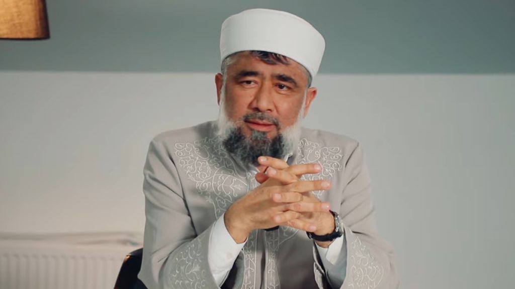 dailyislamist's tweet photo. 🔴 Geçtiğimiz Mayıs ayında Türkiye'den Özbekistan'a iade edilen Özbek alim Alisher Tursunov'un cezaevindeki sağlık durumu kötüye gidiyor.

Tursunov’un Tip 2 diyabet nedeniyle böbreklerinin iyi çalışmadığı, ayaklarında şişlikler oluştuğu, kalbe giden kan akışının azaldığı, eklemlerinde kireçlenme olduğu ve diğer hastalıklara bağlı olarak ayakta duramayacak hale geldiği belirtildi.

Avukatı Abdullah Sadık, tüm bunlara rağmen tedavilerinin karşılanmadığını, bu durumdaki bir kişinin tahliye edilmesi gerektiğini ifade etti.

- Tursunov, 'dini içerikli materyalleri kanuna aykırı şekilde yayınlamak' ve 'kamu düzenini tehdit eden materyaller yaymak' suçlamasıyla Özbek rejimi tarafından hapsedilmişti.