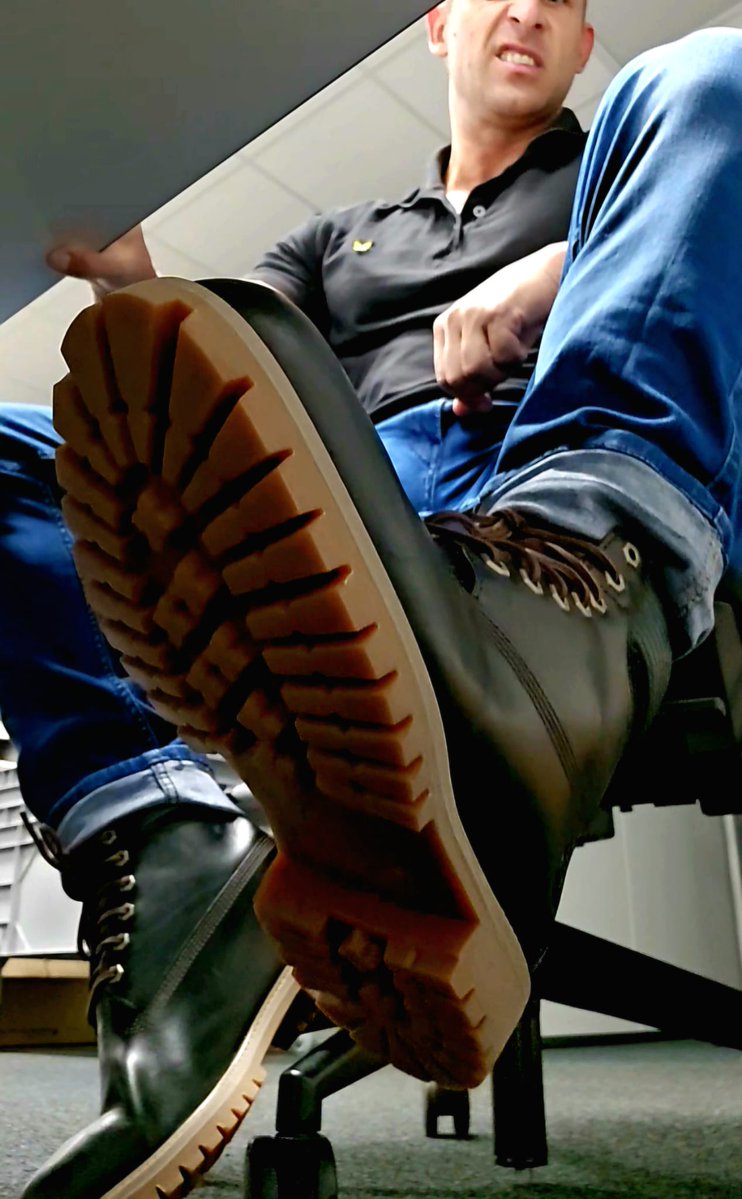 GerMuscleBoss2's tweet image. I want it clean by the end of my meeting. And fill up my wallet while you do it.