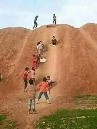 كنّا نلعب بالتراب :
لا يهمّنا حزن ولا فقر
كنّا نعرف من الحياة الفرح فقط 
أما اليوم نبحث عن الفرح كثيرا ولانجده