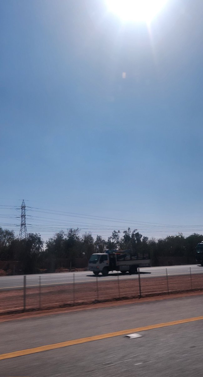 قصة أنتهت رحلتها ولكنها تبقى ذكرى موجعة ومشتاقة ، مررت بطريق مكة دائماً مع والدي ونحن ذاهبين إلى الديرة ومنذ وفاته أول مره أمسك خط سفر بدون استوداعه لي أو دعواته أو صوت قصائدة المفضل فهل بكيت الطرق أم الطرق بكتك يا أبي .