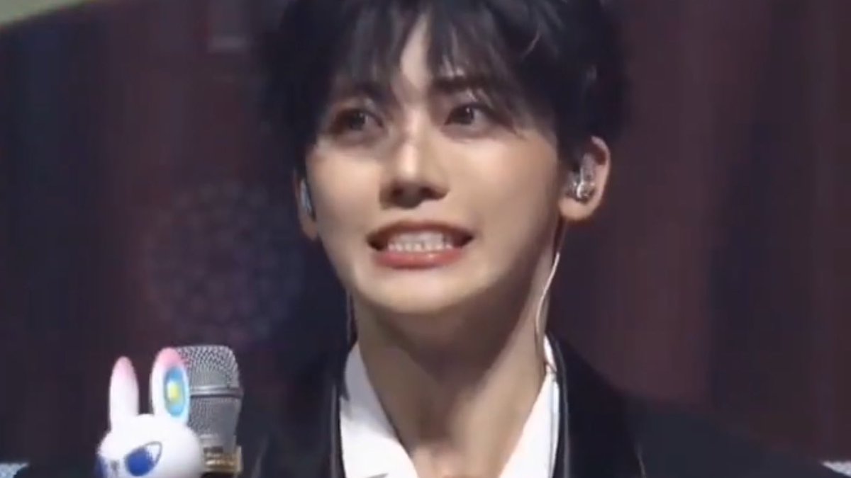 i LOVE whenever jaemin hits the ‘😬’ emoji.