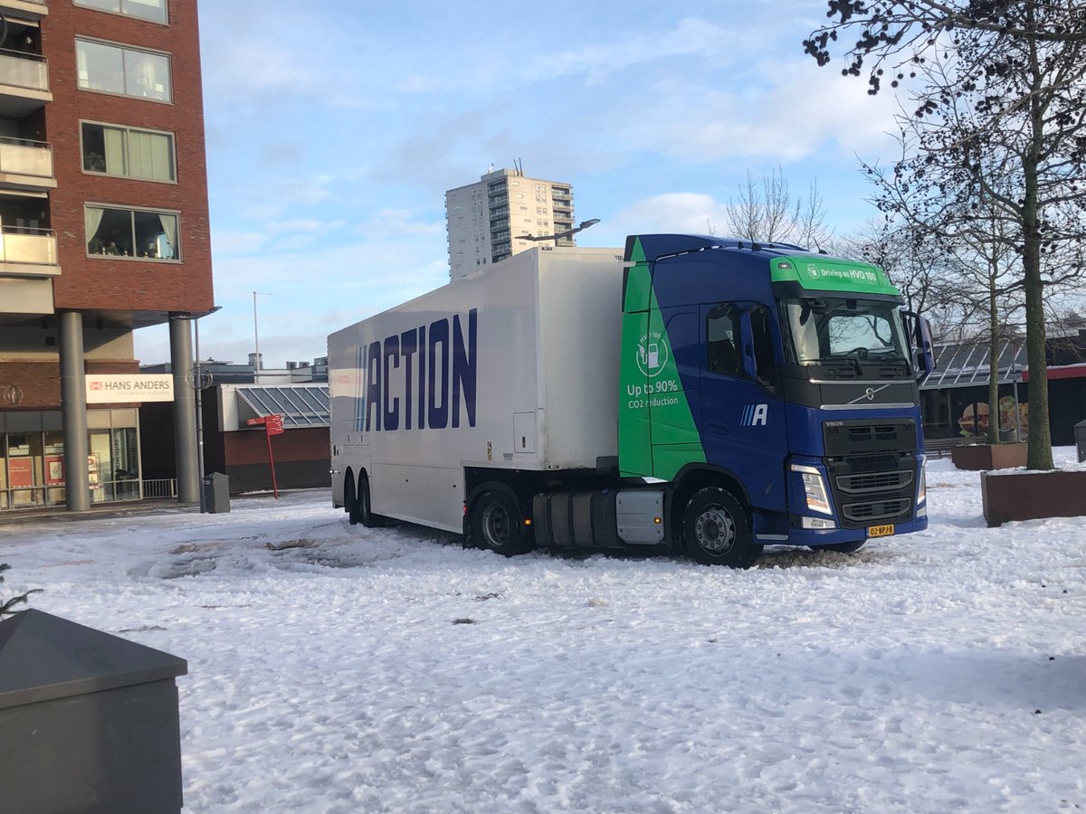 Vrachtwagens vast door gladheid in Rotterdam