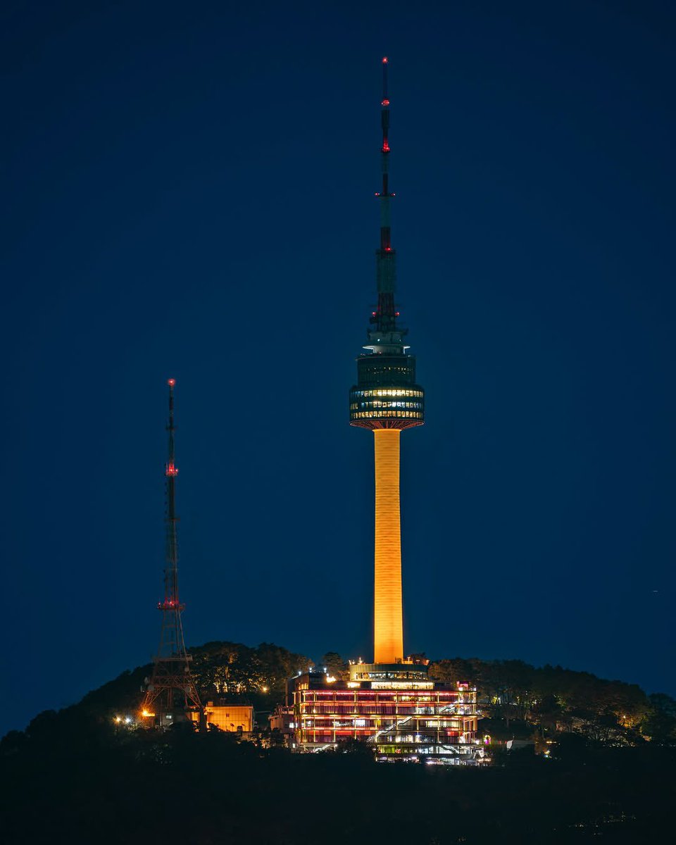 letstalkaboutKR's tweet image. ชอบความมีกิมมิกอะไรแบบนี้ของเกาหลีมาก
ถึงจะเป็นเรื่องราวเล็กๆ แต่ก็ฮีลใจมาก

สีประจำกรุงโซลปี 2026  สี “Morning Yellow”💛☀️ สีแห่งความหวัง ~

สีมอร์นิ่งเยลโลว์ มาจากแสงสีเหลืองของพระอาทิตย์
ที่ขึ้นมาทุกเช้าเป็นสัญญาณของการเริ่มวันใหม่ ถึงจะดูเหมือนเดิมทุกวัน…