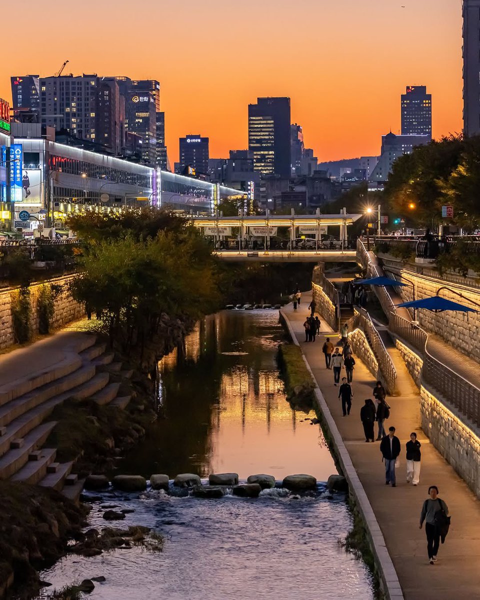 letstalkaboutKR's tweet image. ชอบความมีกิมมิกอะไรแบบนี้ของเกาหลีมาก
ถึงจะเป็นเรื่องราวเล็กๆ แต่ก็ฮีลใจมาก

สีประจำกรุงโซลปี 2026  สี “Morning Yellow”💛☀️ สีแห่งความหวัง ~

สีมอร์นิ่งเยลโลว์ มาจากแสงสีเหลืองของพระอาทิตย์
ที่ขึ้นมาทุกเช้าเป็นสัญญาณของการเริ่มวันใหม่ ถึงจะดูเหมือนเดิมทุกวัน…