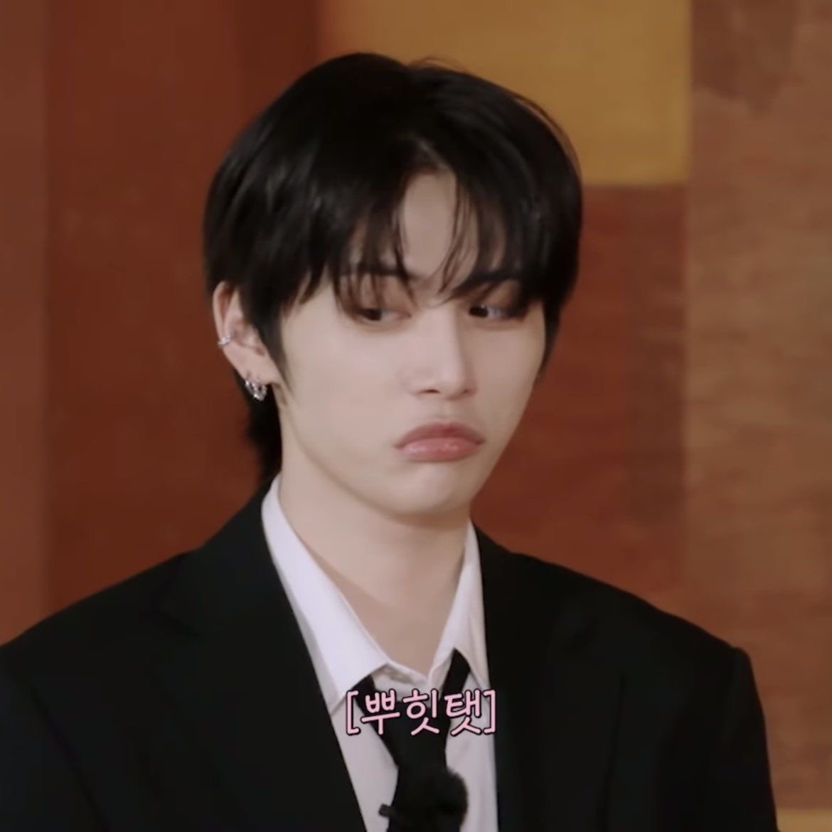 입술 두툼한 상태로 뿌힛….