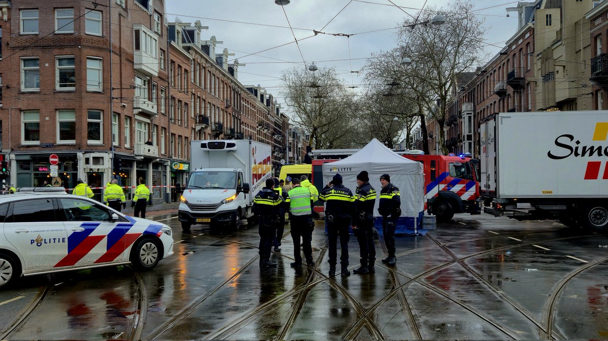 Zojuist zeer ernstige aanrijding fietser / vrachtwagen op de kruising van de Ferd. #Bolstraat en de #Ceintuurbaan in Amsterdam zuid.  via <a href="/AT5/">AT5</a>  bit.ly/45I8Xpc