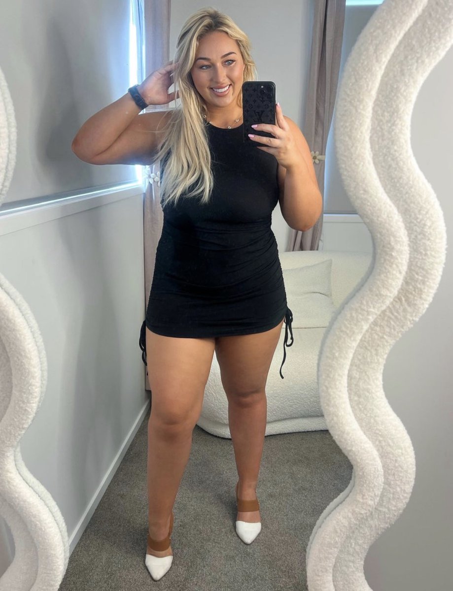 krootay's tweet image. Describe my chubby body in one word 🫶