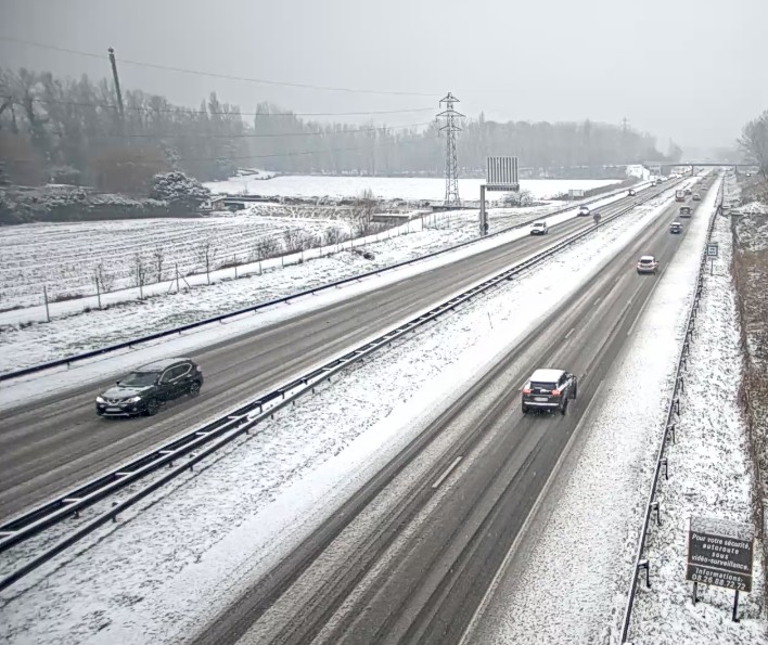 De nombreux accidents sont signalés dans l'agglomération grenobloise. En cette fin de matinée, les précipitations restent neigeuses en vallées. 

📷 A41S à l'entrée de Grenoble au niveau de Meylan. <a href="/Viewsurf/">Viewsurf</a>