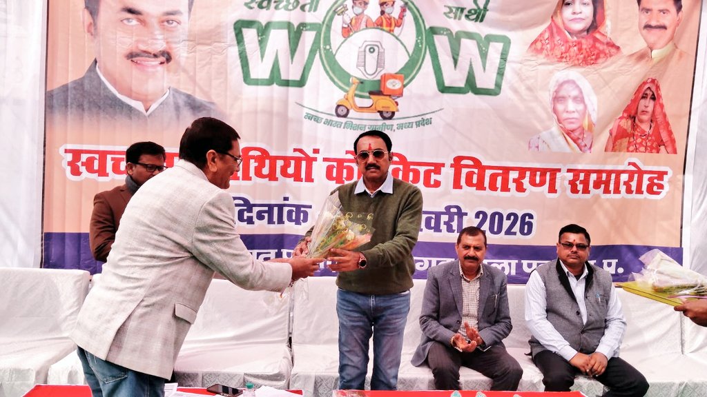 Bpsingh_bjp's tweet photo. आज जनपद कार्यालय पन्ना परिसर में WASH on Wheels (WOW) सेवा के अंतर्गत स्वच्छता साथियों को स्वच्छता किट का वितरण किया गया।
#WashOnWheels #WOWService #SwachhtaSathi #SwachhBharat https://t.co/fRLSZGBLUG