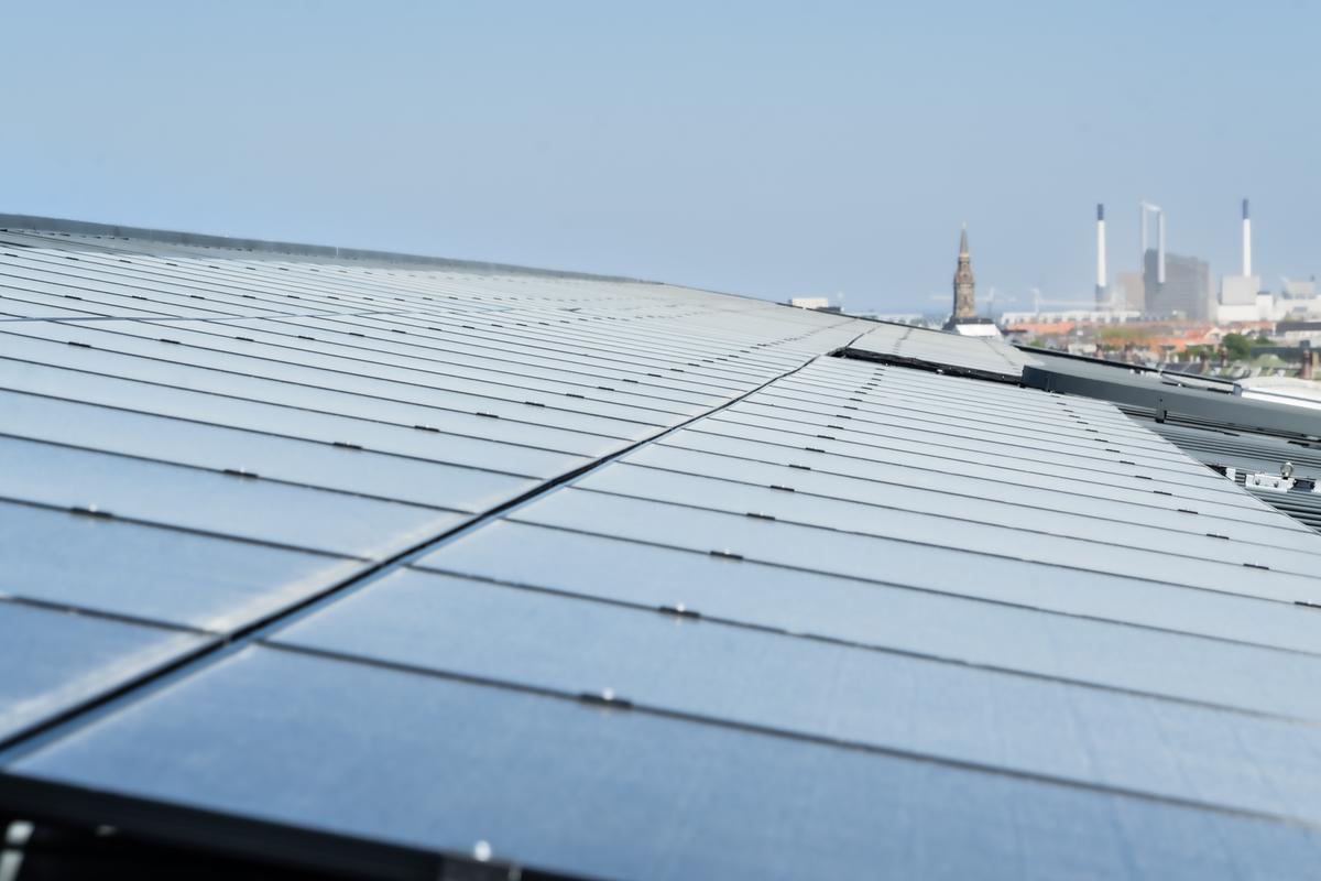 KlimaMin's tweet photo. Alle solceller tæller🌞
Puljen for solceller på etageboliger er åben 🌇

Se mere hos @Energistyr ➡️https://t.co/HPXKsrj984

Solceller er den hurtigste og billigste vej til grøn strøm. 
1/3 af alle solceller er på tage, men der er plads til flere! #dkenergi https://t.co/oNkioQYlbi