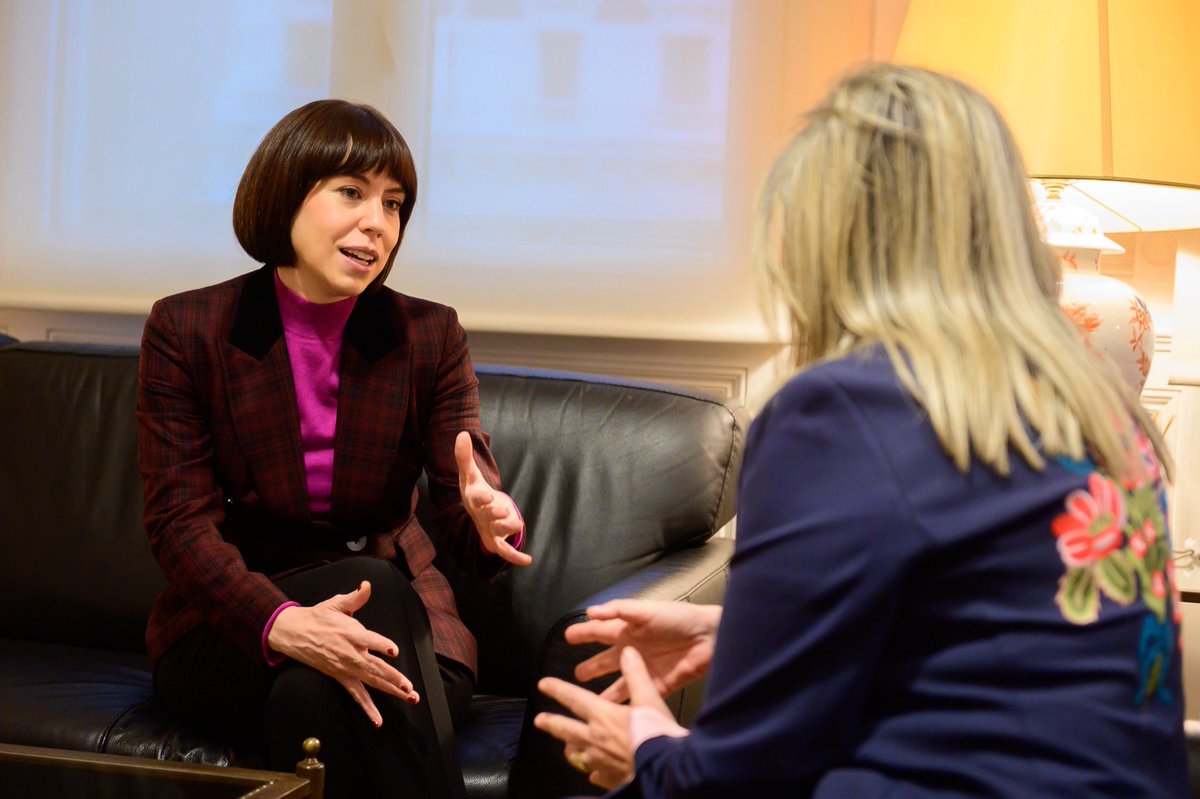 🤝 La ministra <a href="/DianaMorantR/">Diana Morant</a> se ha reunido hoy con la ministra de <a href="/educaciongob/">Ministerio de Educación, FP y Deportes</a>, <a href="/milagrostolon/">Milagros Tolón</a>, en su primer encuentro oficial.

📚 Ambas han reafirmado su compromiso con la defensa de una educación pública de calidad, pilar de la igualdad de oportunidades en nuestro país.