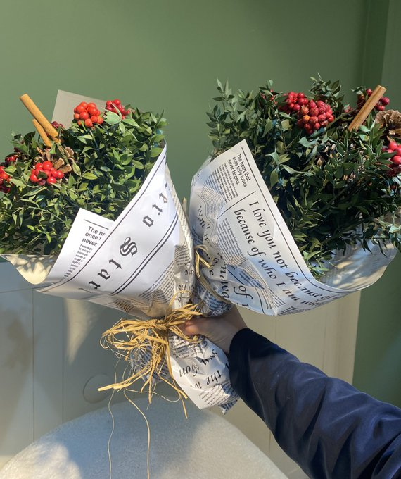 "Kokina geldiğinde çok mutlu oldum, biri düşünmüş dedim 😍  
Sonra aynı buket ikinci kez gelince şaşırdım tabii…  
Meğer iki ayrı kişi aynı güzelliği seçmiş!  
Çiçekçi size 'en çok satan bu' mu dedi yoksa telepatik bağ mı var aranızda? 😂