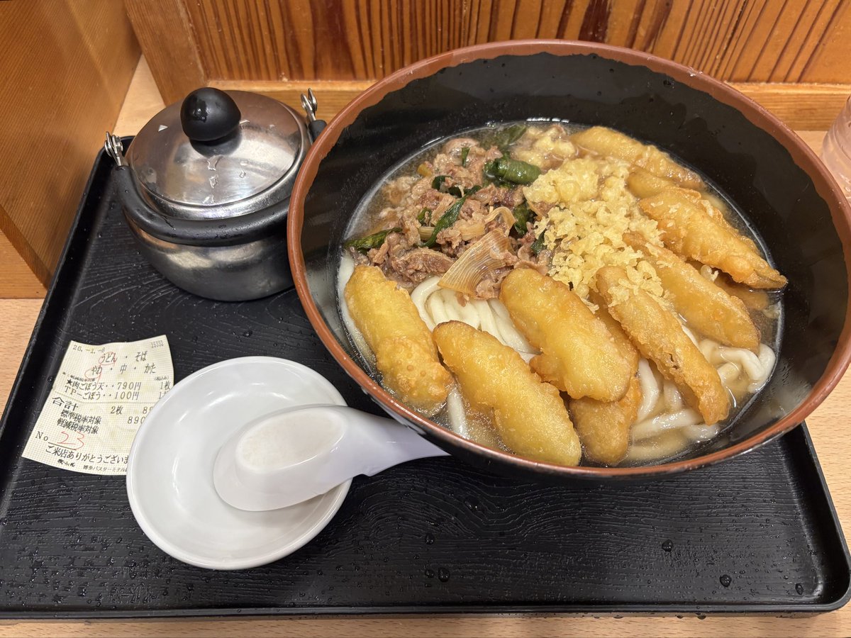 izufishing's tweet image. 退院後初の出張仕事　久しぶりの福岡でした。リハビリがてら宿から少し歩いて随分ぶりに牧のうどん　ごぼう天肉うどんにごぼう天プラス。いついただいても美味　飛行機、予想通り足痛む、、　しかも気圧の影響か一段と今日は浮腫が、、　まあ仕方ないな。。

#うどん 
#路麺