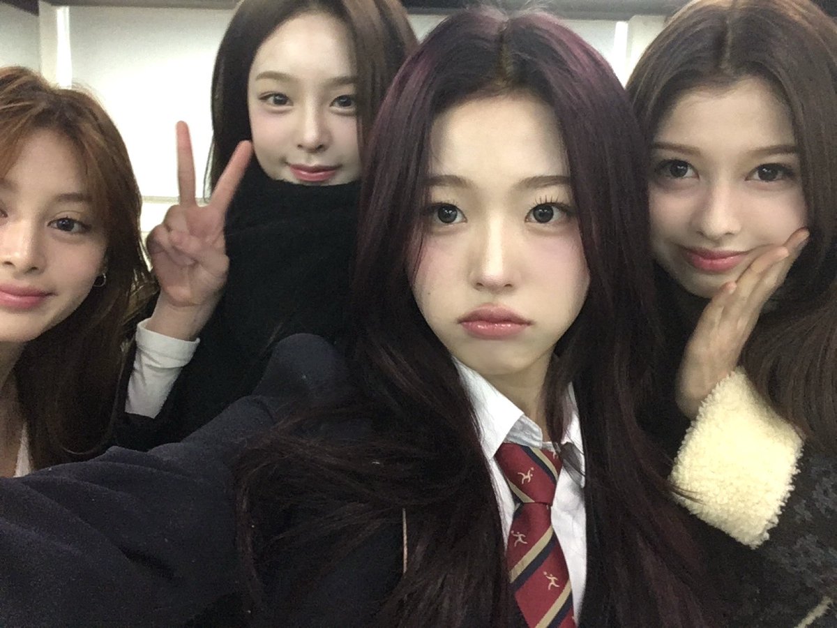 [📷]

Graduation 💐

#AtHeart #앳하트 #MICHI #미치 #ARIN #아린 #KATELYN #케이틀린 #NAHYUN #나현 #Plot_Twist #PlotTwist_English