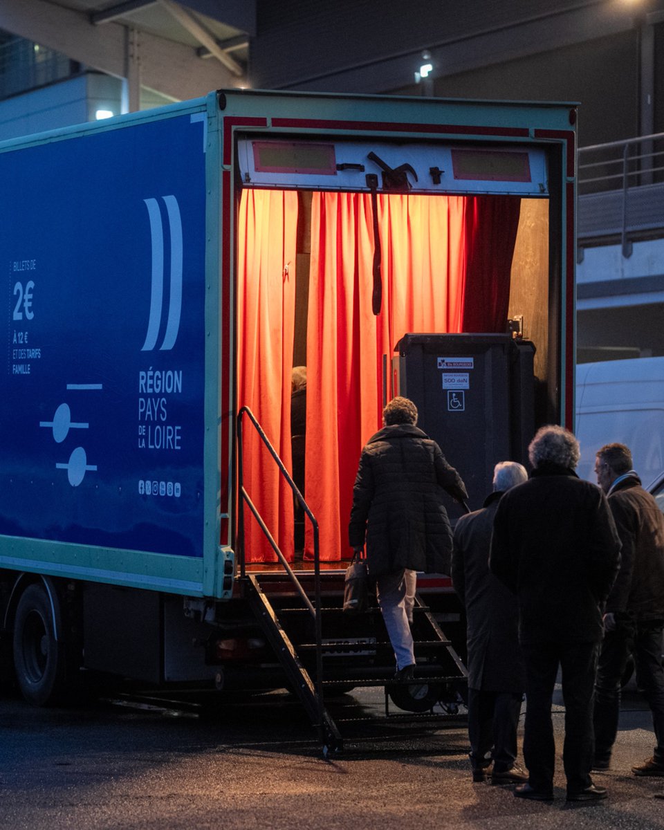 paysdelaloire's tweet photo. 🎶 #MaRégionVirtuose arrive partout près de chez vous ! 🎶

En plus des concerts en salles prévus du 23 au 25 janvier 2026, la musique sort des murs dès début janvier :
🚚 2 camions-scènes sur les routes de la région du 9 au 25 janvier : 50 concerts de prévus ! Ce week-end : Piriac-sur-Mer, @bouin_de, La Garnache, @Ile2Noirmoutier, Abbaretz, La Chapelle des Marais, Saint-Mars-du-désert 
Il est encore temps de réserver vos billets 👉 https://t.co/60mBF0q8zy 

🎺 10 concerts gratuits sur les marchés et dans les centres commerciaux avec le Brass Band des Pays de la Loire & Lightbrassband 👉Rendez-vous à Savenay, @VilleLaBaule, @lesherbiers, @VilleFontenay, @lessables, Mamers, @villelelude, @saintberthevin, @Angers et @MairiedeSaumur.