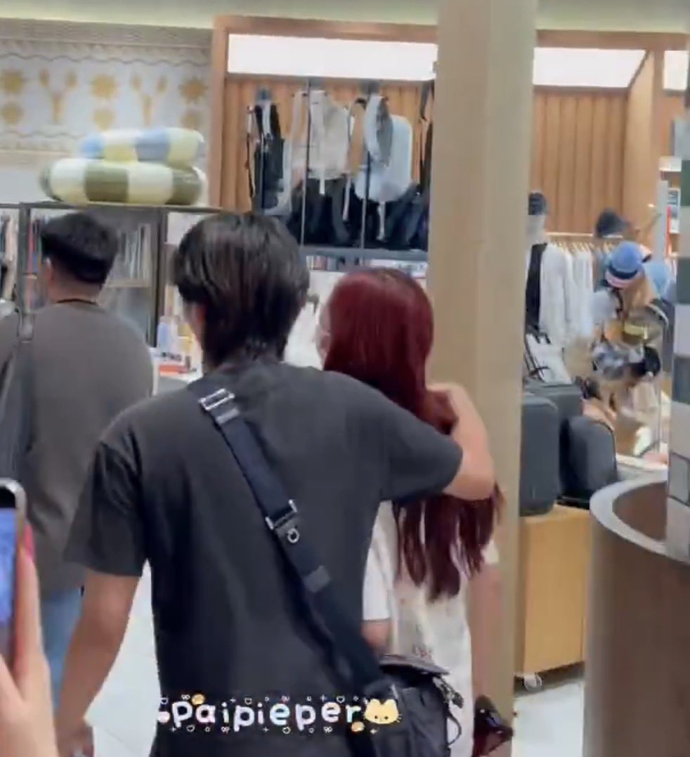 fullmoon_pwscu's tweet image. ช็อตนี้ของสองพี่น้องงง คนนึง K-pop อีกคน T-pop ที่มีชื่อเสียงกันทั้งคู่ กว่าจะได้เห็นอะไรแบบนี่😭😭😭😭😭😭😭😭