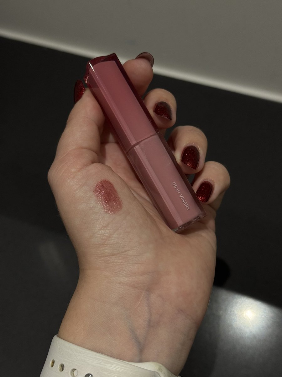 KseniyaKroner's tweet image. Девочки, если вам хочется что-то стойкое, но не жидкий тинт, то присмотритесь к этой помаде от Rom&amp;amp;nd 🫡 

Это буквально помада-тинт, которая останется после еды и ещё до следующих поколений. У меня она в оттенках In vinery и Dutch cocoa, обожаю просто