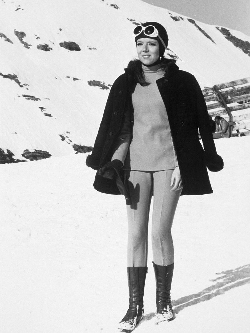 BondinColour's tweet photo. For those of you enjoying the cold weather - I present Diana Rigg on a snowy day! Watch out for those Spectre henchmen! #bond #jamesbond #dianarigg  #ohmss   #colourised https://t.co/9Bt9iIxjXa