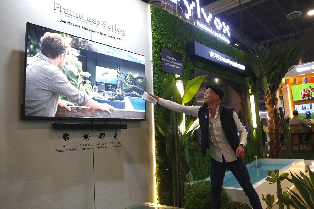 Day 3 at #CES2026 🔥People are stopping, chatting, and snapping pics— especially drawn to #Sylvox  Outdoor TVs! 💧 Someone even splashed water on our TV, and it didn’t skip a beat! Weatherproof and ready for anything. 💪

#betteroutside #outdoortv #outdoorliving #tech #exhibition