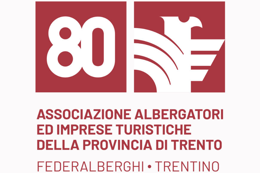 80 anni di storia, rappresentanza e visione.

Nel 2026 celebriamo un traguardo che guarda avanti con una nuova identità visiva: segni più contemporanei, stessi valori, stessa autorevolezza.

Un’Associazione che evolve insieme al futuro dell’ospitalità.