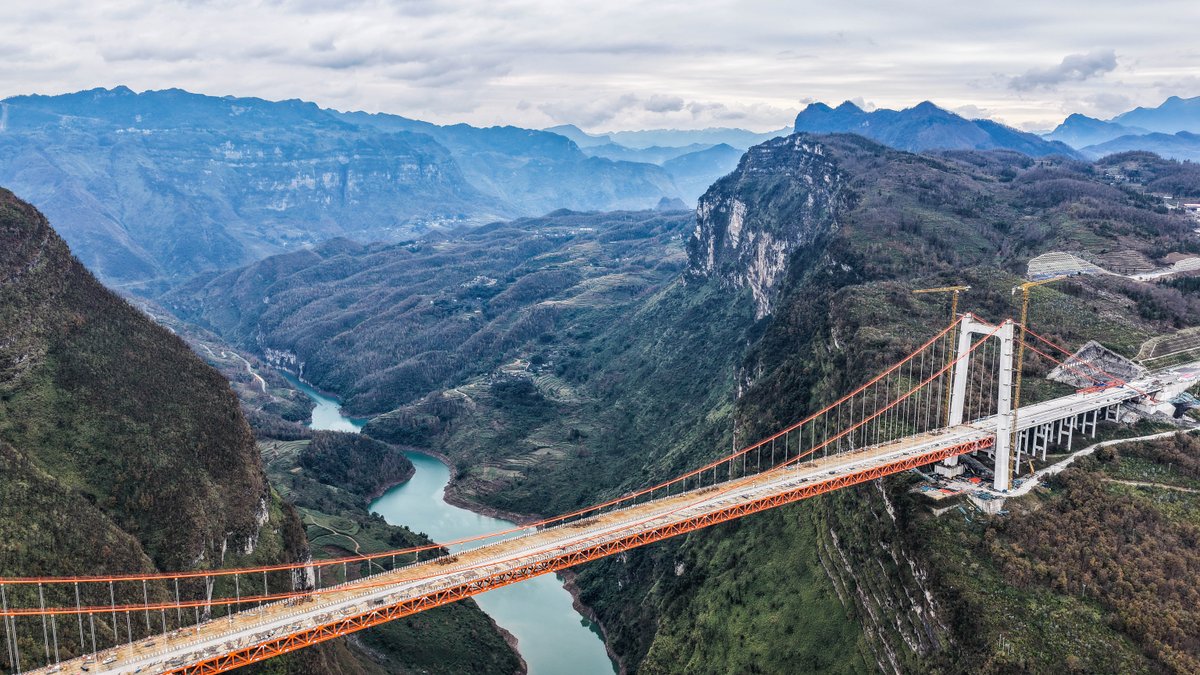 FlyOverChina's tweet image. Another high-speed viaduct straddles the rugged mountain gorges. 🌉
This is Tianmen grand bridge under construction in SW China's Guizhou. The bridge is 1,553 meters long with a deck-to-surface height of about 560 meters. 
📷: Tao Liang #Guizhou #Highway #Flyoverchina