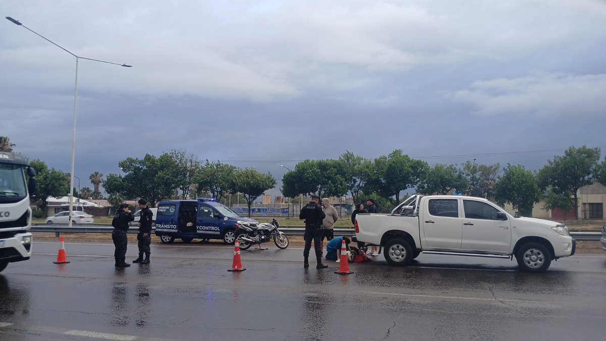 Mañana accidentada en Mendoza.
1- Acceso este y cañadita alegre vuelco de auto sin heridos de gravedad.
2- Acceso sur y Rawson Motociclista perdió el dominio. Esperando a la ambulancia.
Información de <a href="/silvina_isgro/">Silvina Isgro</a> 
#PrimeroMendoza <a href="/radiomitremza/">Radio Mitre Mendoza</a>