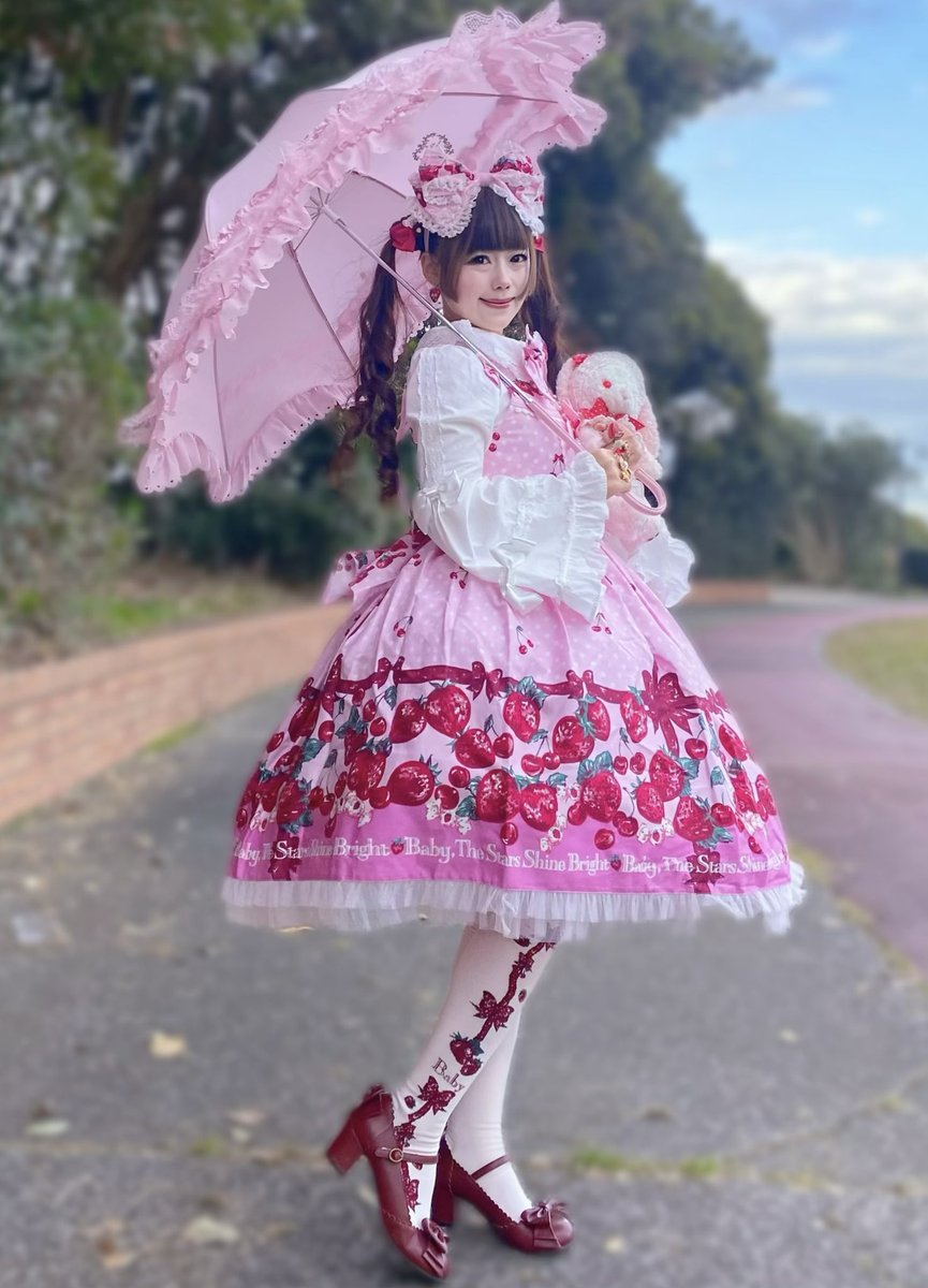 BABY ♡ いちごタルト ジャンパースカート もう私には甘すぎるかなって思ってたBABYのいちご柄のジャンパー