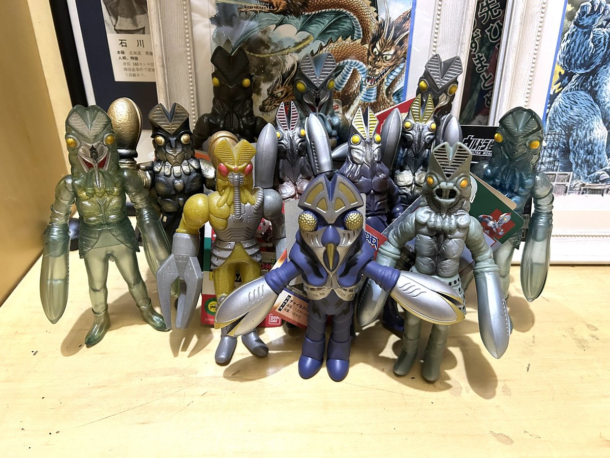たまにはバンダイのソフビでも。 屋根裏部屋に集まるバルタン星人たち。