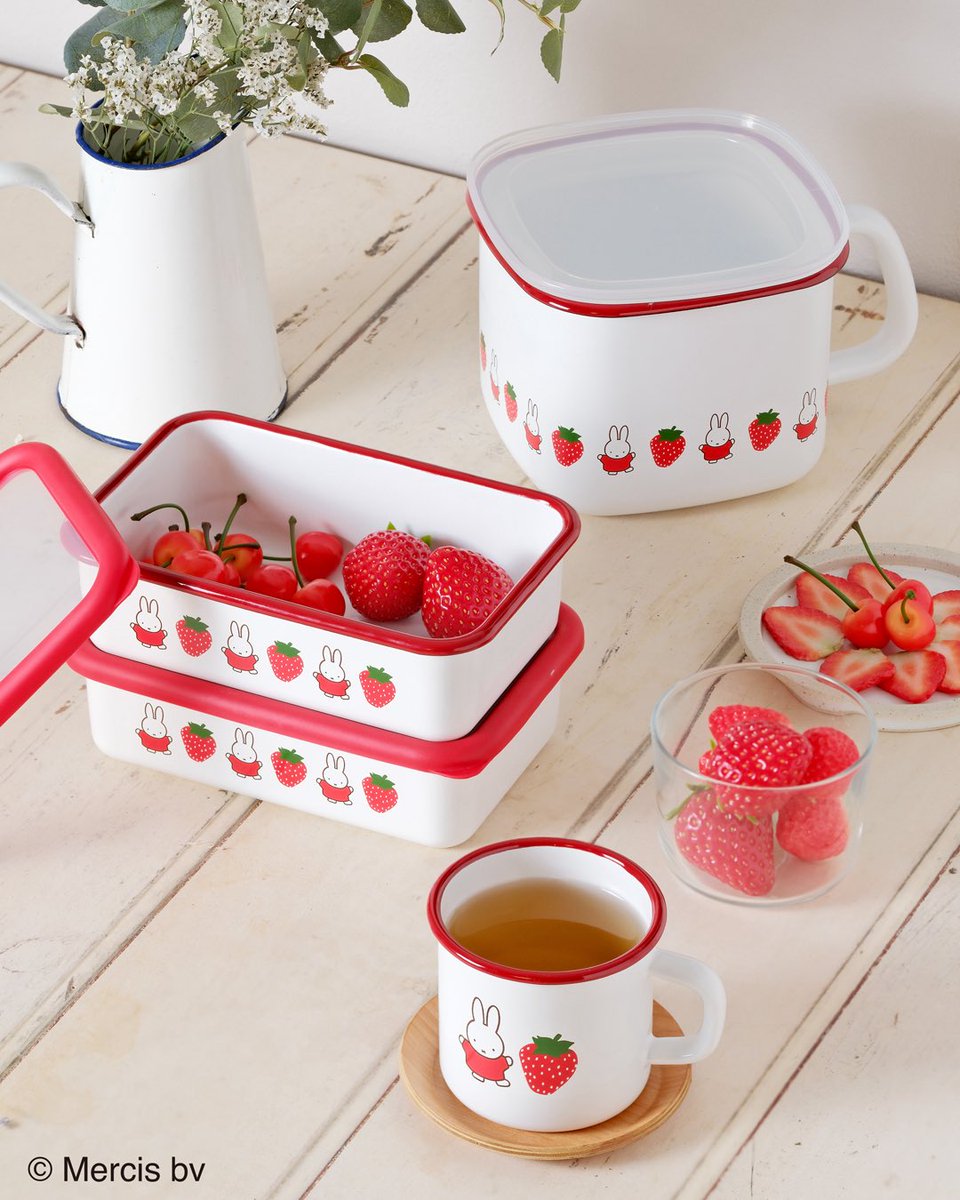 いちご柄 レトロ食器セット 8点 (貯金箱どガラス製は売り切れ) 赤いドレスのミッフィーと人気のいちご柄をデザインした可愛いシリーズ