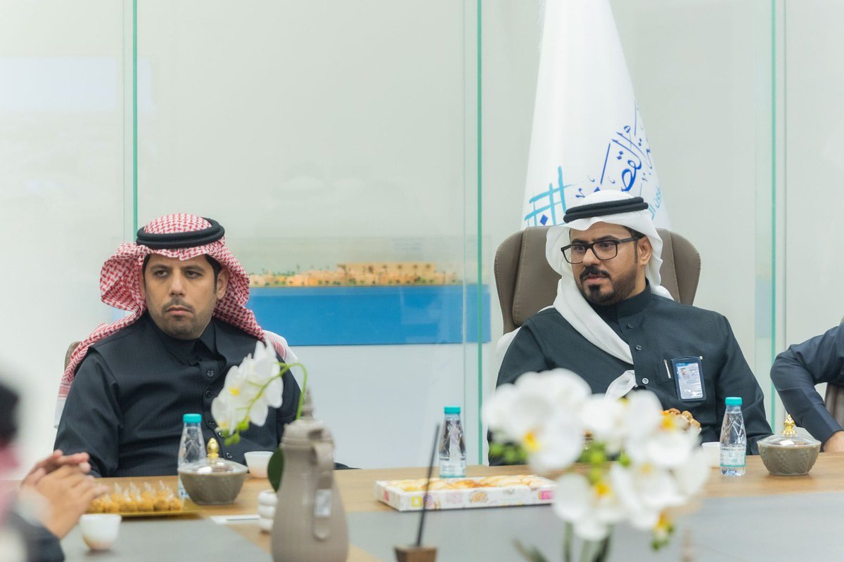 Media_buk's tweet photo. 📝خبر |

وقّعت مؤسسة #محمد_العلي_السويلم الخيرية ممثلة بنائب رئيس مجلس الأمناء الأستاذ أسامة بن محمد السويلم، مذكرة تفاهم مع جامعة #القصيم بحضور رئيس الجامعة أ.د محمد فهد الشارخ ووكيل الجامعة للشؤون التعليمية د. فهد سليمان الأحمد، وذلك لتع��يز الشراكة المجتمعية وتنفيذ برامج تخدم طلاب الجامعة، ضمن دور المؤسسة الخيري والمجتمعي في المنطقة.

#اعلام_البكيرية