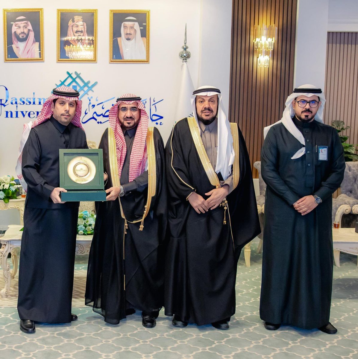 Media_buk's tweet photo. 📝خبر |

وقّعت مؤسسة #محمد_العلي_السويلم الخيرية ممثلة بنائب رئيس مجلس الأمناء الأستاذ أسامة بن محمد السويلم، مذكرة تفاهم مع جامعة #القصيم بحضور رئيس الجامعة أ.د محمد فهد الشارخ ووكيل الجامعة للشؤون التعليمية د. فهد سليمان الأحمد، وذلك لتع��يز الشراكة المجتمعية وتنفيذ برامج تخدم طلاب الجامعة، ضمن دور المؤسسة الخيري والمجتمعي في المنطقة.

#اعلام_البكيرية