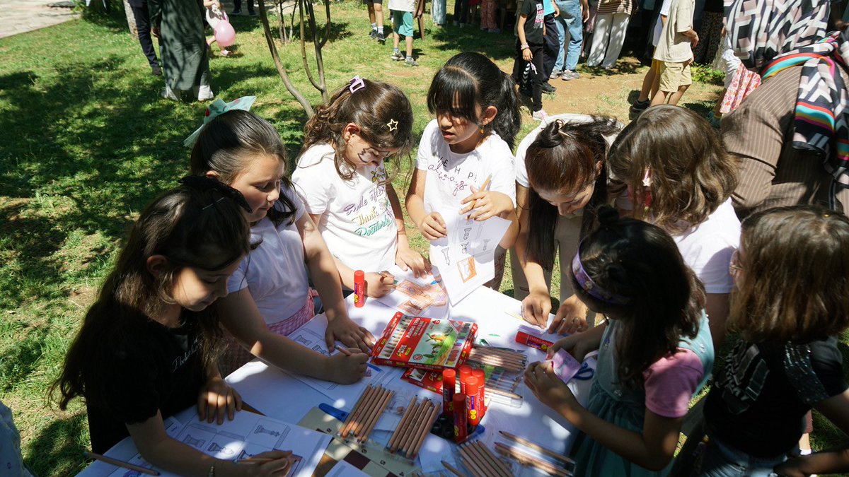 Şehir merkezi ve ilçelerde düzenlediğimiz Çocuk Sanat Merkezi ve Meslek Edindirme Kursları’nda 2025 yılında 50 farklı branşta 6 bin kursiyere eğitim verdik.😇

Kurslar sayesinde çocuklar, öğrenme süreçlerini eğlenceli bir deneyime dönüştürürken; gençler ve yetişkinler ise mesleki