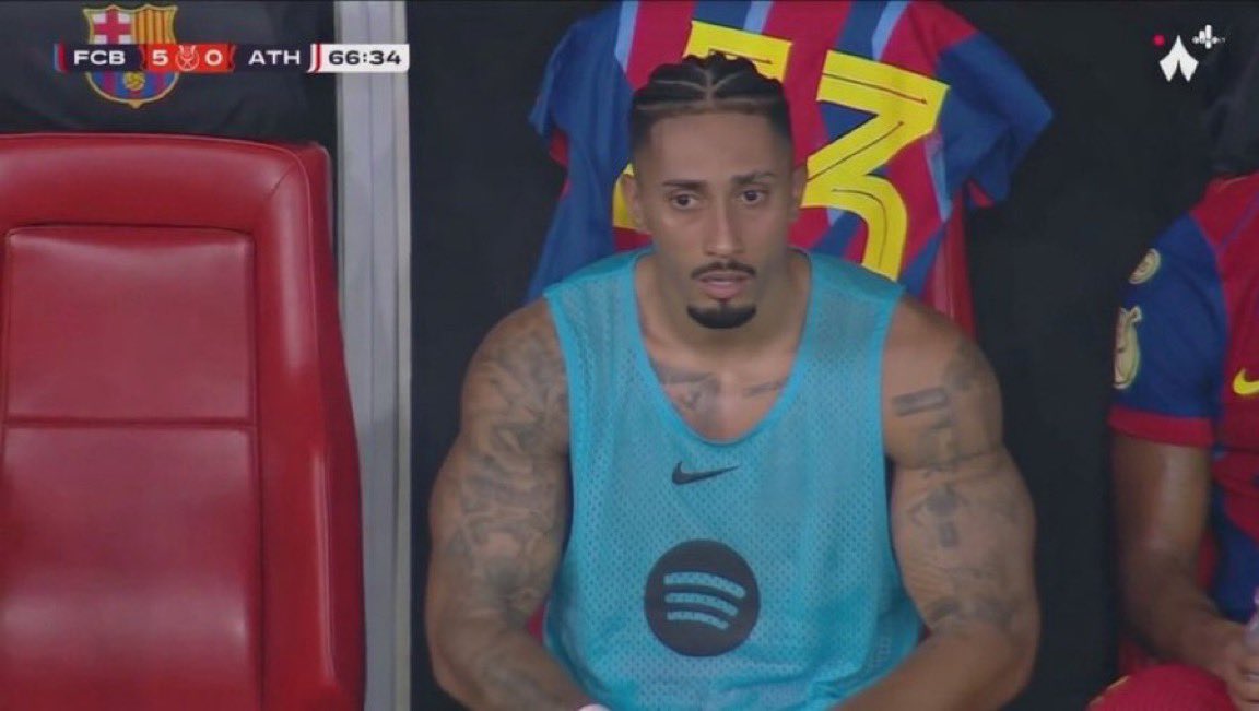 Raphinha en el banquillo tras ser sustituido.