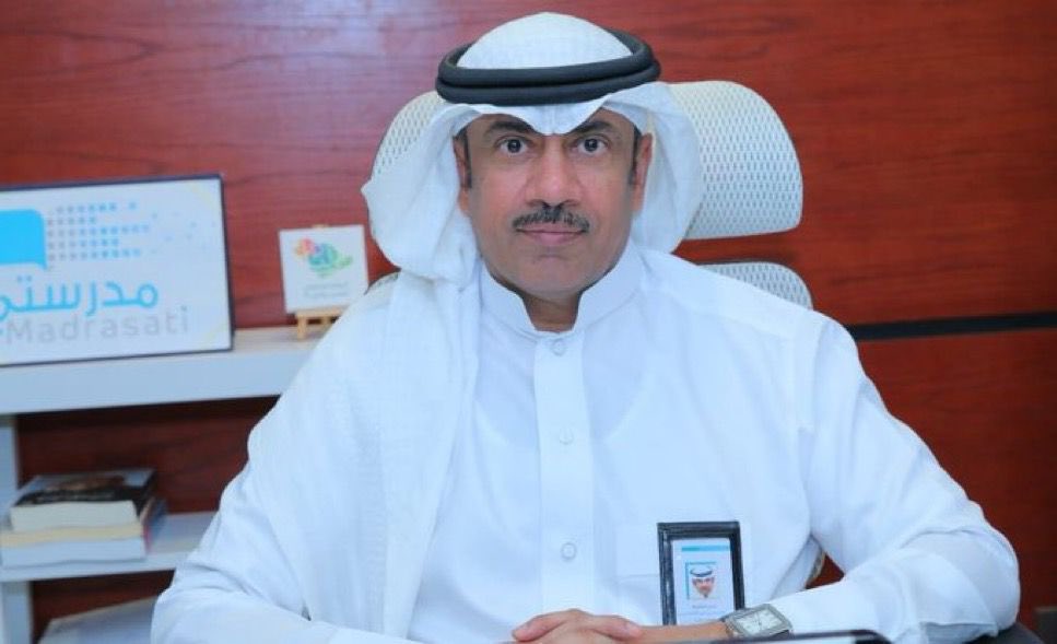 MHumaidhi's tweet photo. بعد سنوات من العطاء والعمل الجاد والتعامل الطيب والتواضع الذي كان سمة من سماته احبه زملاؤه  ومديري المدارس والمديرات والمعلمين والمعلمات حيث تعامل معهم معاملة الأخ والصديق والزميل لمشاركتهم اعباء وهموم المهنة التي ساهم الجميع فيها ببناء صرح تعليمي كبير في محافظة شقراء ... تخرج منه الاطباء والمهندسين وكافة التخصصات وكانت فخراً لاصحابها ولعموم المحافظة وهاهو #ابوعبدالله اليوم يودعنا بعد ان قضت معه الاسرة التعليمية أياماً مليئة بالعطاء في مجال التعليم والأنشطة والمشاركات المجتمعية ودعنا برسالة حملت في معناه الكثير من المحبة والوفاء :
الرسالة :
زملائي وزميلاتي الأعزاء رفقاء الدرب .. في الإدارة والمدراس:
السلام عليكم ورحمة الله وبركاته
 بعد مسيرة امتدت لأكثر من 32 عاماً منها 27 عاماً قضيتها في إدارة التعليم، ومع اقتراب موعد تقاعدي المبكر، أقف هذا اليوم مودعاً لصرحٍ جمعنا لسنوات طويلة، فخوراً بكل ما حققناه معاً بعد رحلة عطاء حافلة، كنتُ فخوراً بأنكم شركائي فيها، سعدت بكل يوم قضيته بينكم، لقد كانت مسيرتي في هذا المكان حافلةً بالتحديات، لكنها أيضاً كانت مليئةً بالإنجازات والنجاحات التي لم تكن لتتحقق لولا توفيق الله  أولاً ثم العمل بروح الفريق الواحد وحسّ المسؤولية الذي جمعنا لسنواتٍ عديدة على مستوى الإدارة والمدارس، لقد قضينا معاً وقتاً قد يفوق ما قضيناه مع عائلاتنا وقد كان وجودكم هو الجزء الأجمل في تلك السنوات. 
تعلمت منكم الكثير، واستمددت من حماسكم القوة لمواصلة العطاء، أغادركم اليوم بجسدي، لكن قلبي سيبقى معلقاً بهذا الصرح الذي عملنا فيه وعشنا فيه أوقاتاً رائعة وذكريات خالدة، لقد عملنا معاً بصدق، واجتهدنا لتطوير العمل وخدمة المدارس بكل ما نملك من قدرات وإمكانيات، واليوم أرحل وأنا مطمئن أنني أترك العمل في أيدٍ مخلصةٍ أمينة ، أوصيكم بالاستمرار في العطاء، والإخلاص في العمل - وأنتم أهلٌ لذلك - فكلٌ منكم مؤتمن وسوف يُسأل عما أوتمن عليه، فمدارسنا وطلابنا وطالباتنا ومنسوبيها جميعهم أمانةٌ في أعناقكم، وتذكّروا أن كل شيء ينقضي ويرحل إلا العمل المخلص والأثر الطيب فهو الذي يبقى وتذكره الناس وتدعوا لمن قام به أو قام عليه.
وختاماً.. شكراً لكل من وجّه لي نصيحة، ولكل من ساندني ودعمني ودعا لي، شكراً لكل من شاركني تعب العمل ولذّة النجاح، أترككم اليوم وفي صدري محبة كبيرة لكل واحد منكم، سامحوني على أي تقصير أو خطأ غير مقصود، فما كان ذلك إلا اجتهاداً مني وحرصاً على مصلحة العمل وتجويداً للأداء، وأرجو أن تذكروني بخير كما سأذكركم دائماً بأجمل الذكريات، وأسأل الله العلي القدير أن يكتب لكم ولي الخير حيثما كان، استودعكم الله الذي لا تضيع ودائعه، حفظكم الله ورعاكم، وبارك في أعماركم وأعمالكم.
محبكم/ إبراهيم بن عبدالله الحسن – مدير التعليم بمحافظة شقراء (سابقاً)
19/7/1447هـ