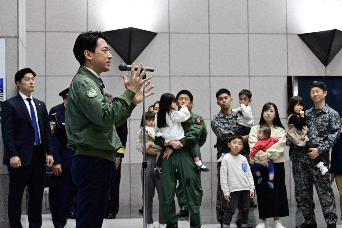 shinjirokoiz's tweet photo. 那覇市の海上自衛隊 那覇航空基地・航空自衛隊那覇基地の視察の際に隊員のご家族との時間をいただきました。隊員の皆さんとご家族に感謝と敬意を伝え、お子さんたちには自衛官の仕事がいかに尊いかをお話しさせてもらいました。小さなお子さんからは「自衛隊ってすごいの？」と聞かれたので「大臣より凄いよ。誰もができるわけじゃないことをやってるんだよ。みんなのお父さん、お母さんは凄いんだよ。」と話しました。隊員のお子さんたちが、親が自衛官であることを誇りに思って欲しいし、一人でも多くの方々に自衛隊へのあたたかい眼差しを持っていただけるように防衛大臣として全力を尽くします。隊員とご家族��皆さん、ありがとうございました。皆さんのことを誇りに思います。