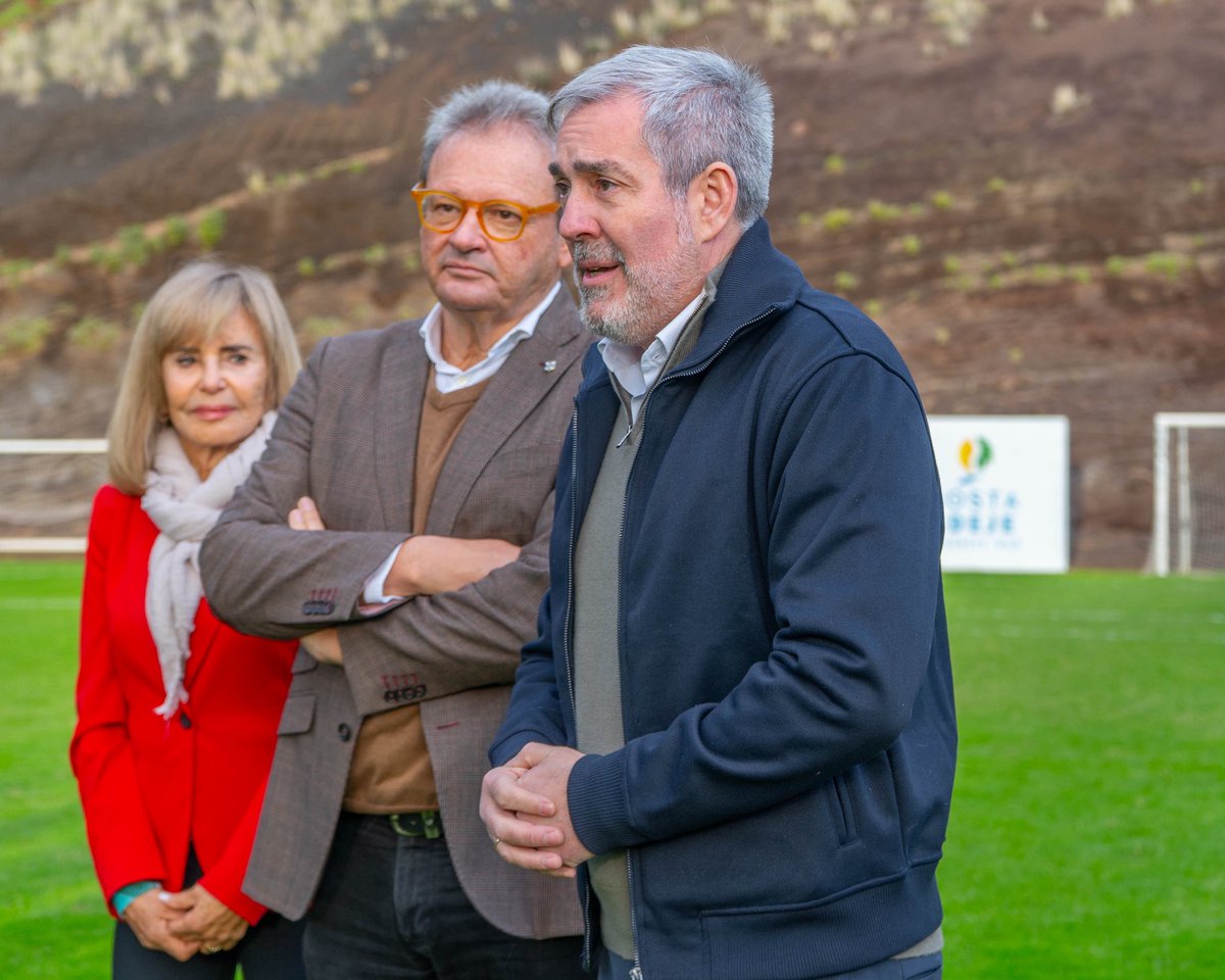 🤍💙 El presidente del Gobierno de Canarias visita por primera vez al CD Tenerife Femenino 🙌🏻

Fernando Clavijo conoció de primera mano el proyecto blanquiazul 🤝

🔗 clubdeportivotenerifefemenino.com/noticias/el-pr…

#UnMismoLatido #CostaAdejeTenerife #CDTFemenino