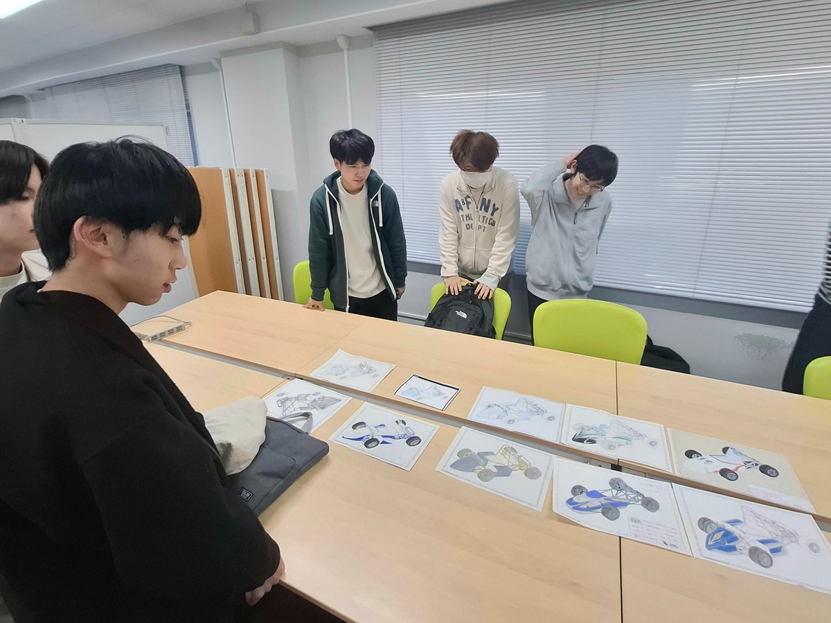 冬休みに各自塗り絵をして、それを持ち寄り、来年度の車両のカラーリングを検討しました!! 
車両の色・デザインは、お楽しみです💓💓 

#沼津高専 #沼津高専モータース #学生フォーミュラ #fsae