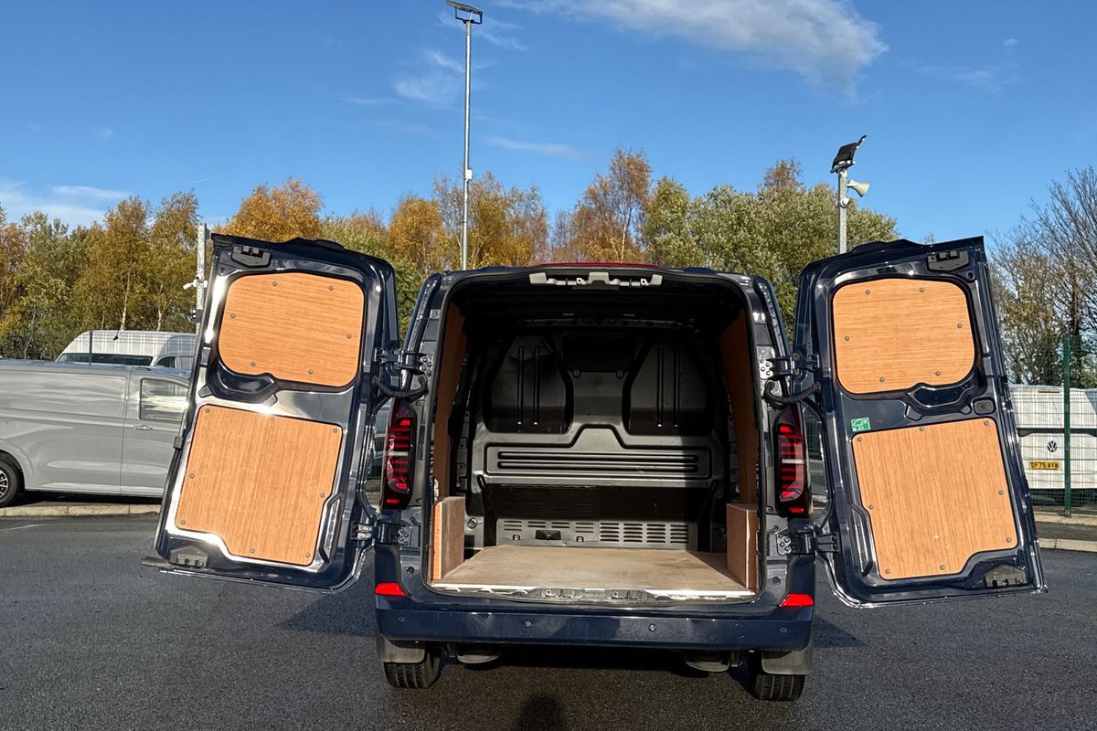 Check out this low mileage Approved Used Volkswagen Transporter T28 Panel Van Commerce Pro SWB! Finished in Dark Indigo 🔵

Discover more here - swanswaygarages.com/.../volkswagen…