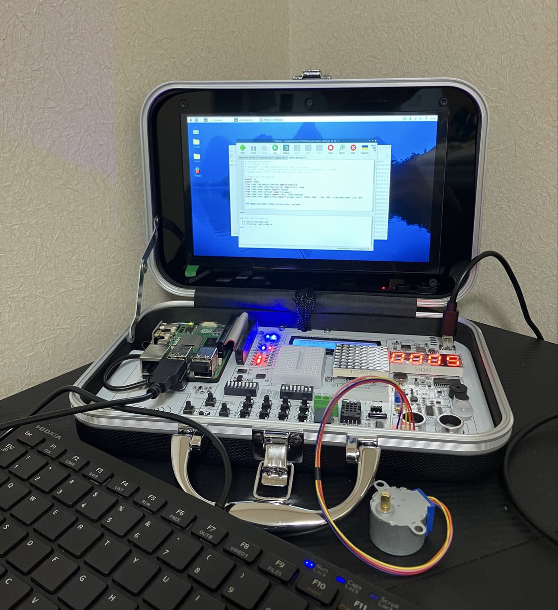Raspberry Pi学習キット「CrowPi」をお試し中。