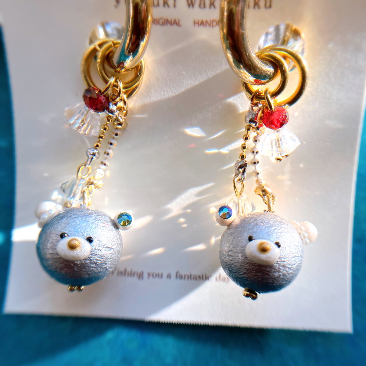 くまちゃん、初めてのデザインです。*
3つそれぞれの飾りは、つけ外しが可能で
気分によって、シンプルにしたり
甘くしたり出来ます♡
ガーネットと水晶がより一層輝きます♪

〒1520035
東京都 目黒区
自由が丘1-25-9
自由が丘テラス1Fにて

#自由が丘 #ハンドメイドピアス