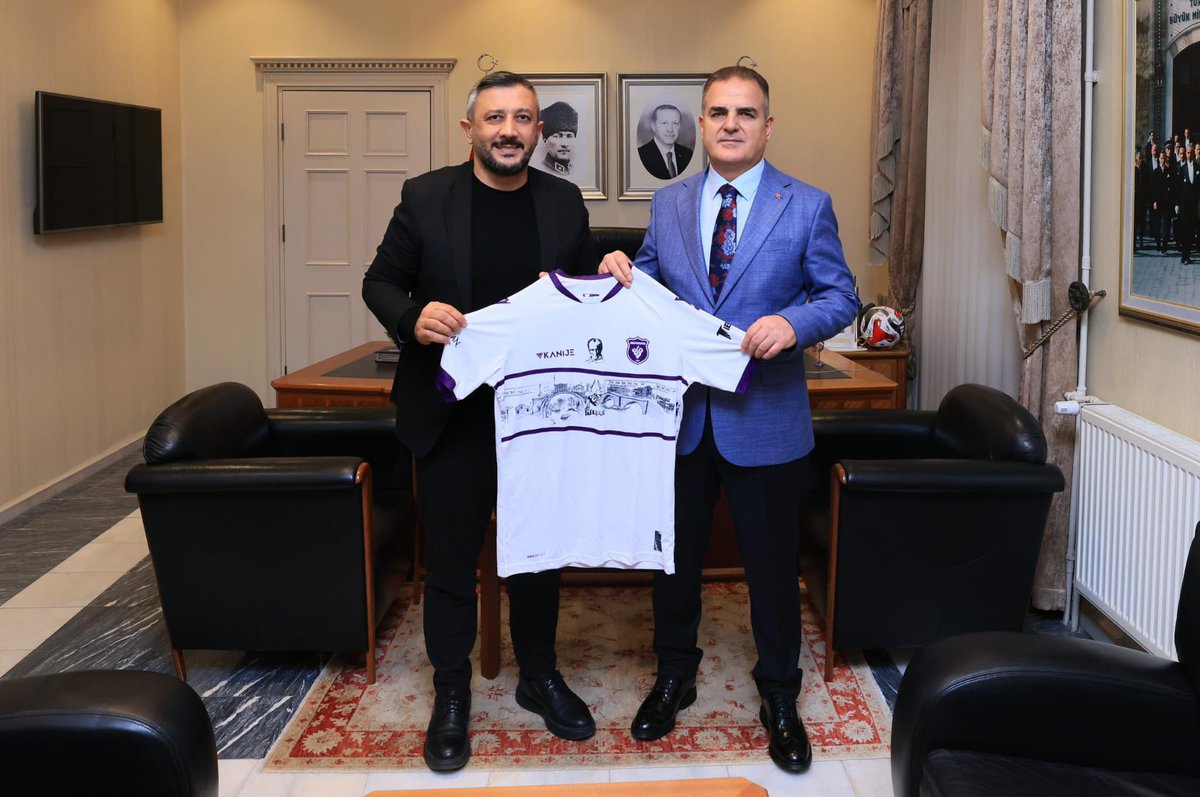 Bir dizi ziyaretlerde bulunmak için Muğla’ya giden Başkanımız Metin AKYÜZ, Muğla Valisi Hemşehrimiz Sayın Dr. İdris AKBIYIK’ı makamında ziyaret ederek, Arapgirsporumuzun formasını takdim etti. Misafirperverliği için Muğla Valimiz Sayın Dr. İdris AKBIYIK’a teşekkür ederiz.