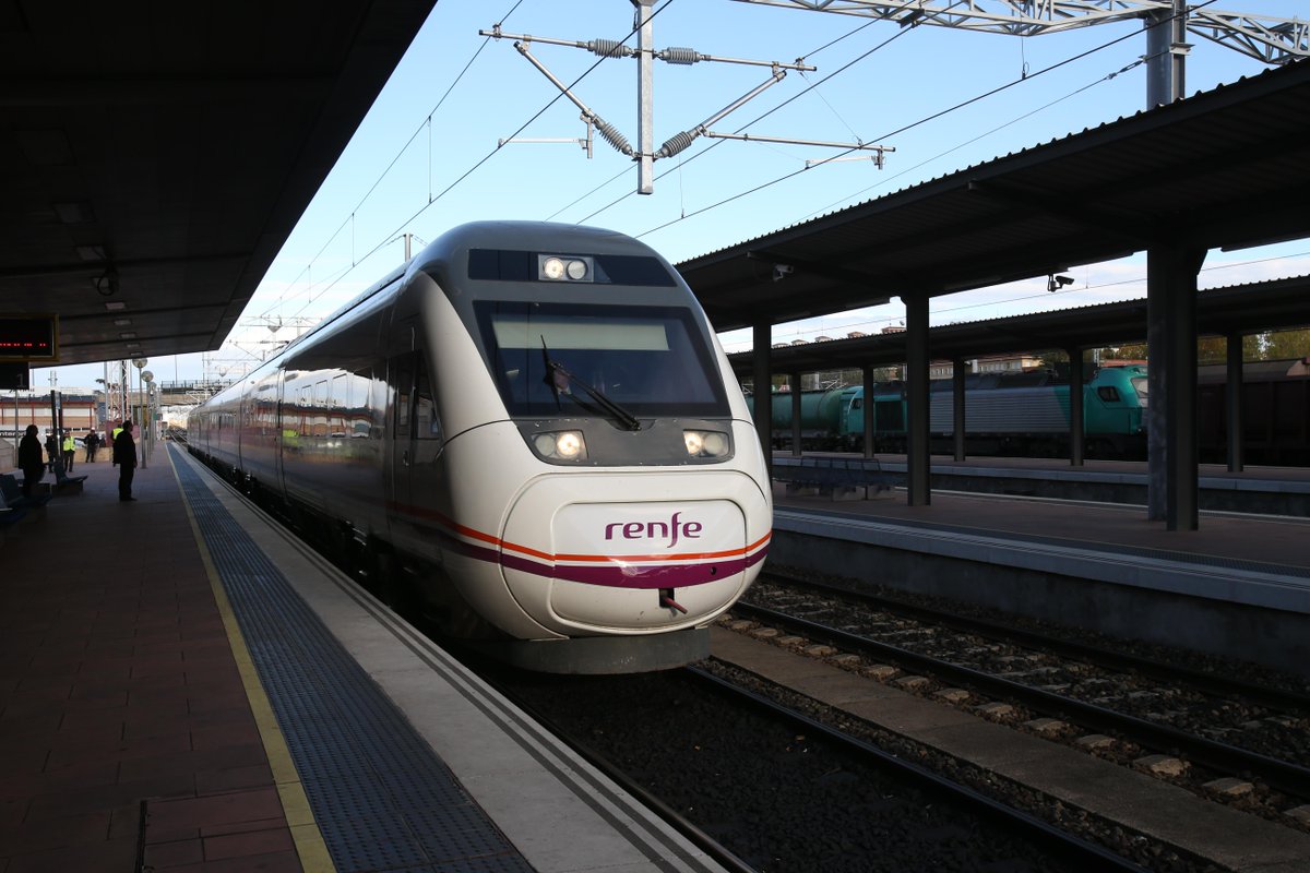 🚄<a href="/jcyl/">Junta de Castilla y León</a> mantiene la bonificación del 25 % en el precio del billete a los usuarios recurrentes del tren

El descuento se aplicará con efecto retroactivo desde el 1 de enero de este año en los nuevos títulos multiviaje comercializados por <a href="/Renfe/">Renfe</a> 

#CGJCyL

comunicacion.jcyl.es/web/jcyl/Comun…