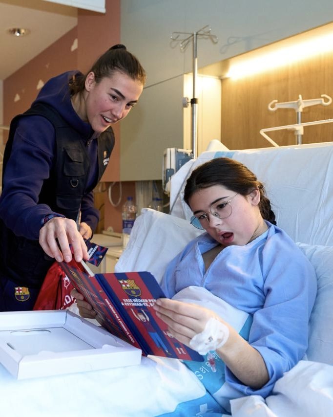 ⚽🏥💙❤️ Las jugadoras del Fútbol Club Barcelona llenan de alegría e ilusión a diversos hospitales infantiles y centros de alojamiento

👉🏽 goo.su/aMvPhwu vía <a href="/DiarioSigloXXI/">Diario Siglo XXI</a> 

📸 @fcbfemeni

#Deportes #Fútbol #Barça #Solidaridad