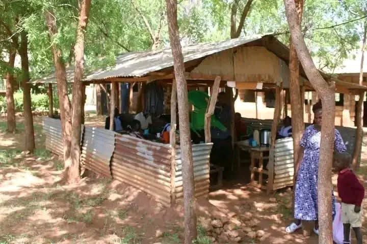 A staffroom at Keeranthi primary Tharaka nithi county,kwa kina kindiki.
Anyway wako busy tutam na chai na mandazi.