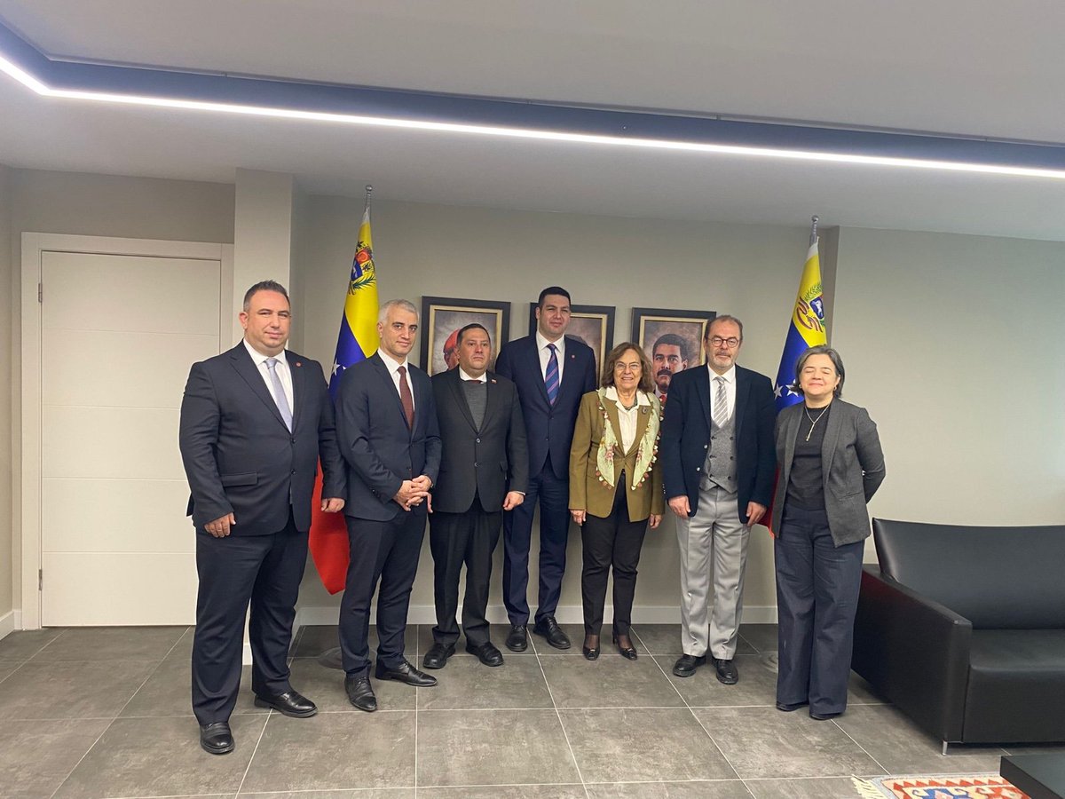 ozgurbursali's tweet photo. Venezuela Ankara Büyükelçisi, değerli dostumuz Freddy Molina ile kucaklaştık. 
Venezuela devleti, ordusu, halkı ve Venezuela devrimi ayaktadır. 

Başkan Maduro ve eşi Flores ayaktadır. Rodriguez ayaktadır. 

Amerika'nın yalan bombardımanı ve kısa süreli "şovları" kimseyi aldatamaz! 
Venezuela Venezuelalılarındır. 
Ankara, Karakaş kader ortağıdır. 
Vatan Partisi Venezuela'nın can yoldaşıdır.

@EmbaVenezTurk