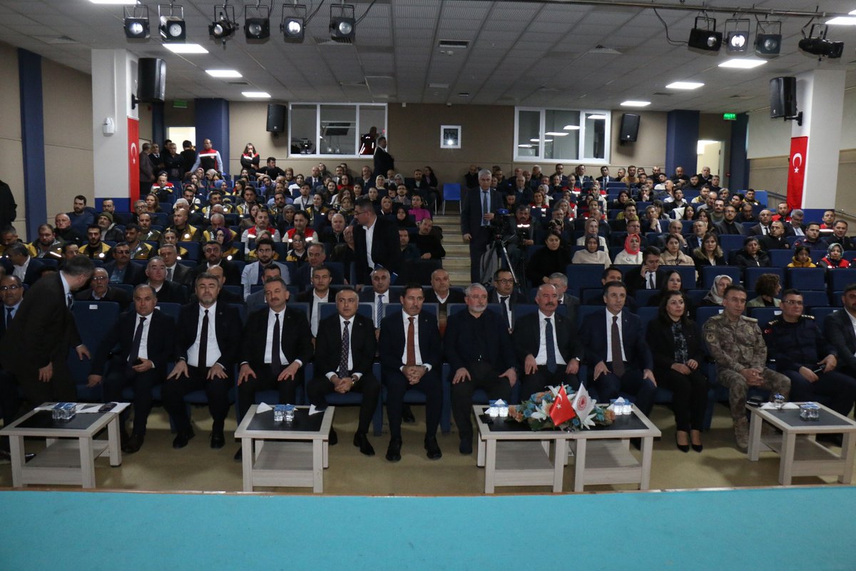 GidaveKontrolGM's tweet photo. Tam Buğday Ekmeği Yaygınlaştırma Kampanyası Çorum ilimizle büyüyor. 🍞

Geçtiğimiz yıl Konya’da başlatılan kampanya, bu yıl Çorum’da devam ediyor.
Çorum Belediyesi ev sahipliğinde düzenlenen tanıtım toplantısında, tam buğday ekmeği tüketiminin artırılmasına yönelik yürütülen çalışmalar ele alındı.
Genel Müdürümüz Dr. Ersin DİLBER, gıda güvenilirliğinin önemi ile Konya’da kampanya kapsamında elde edilen başarıları paylaştı. Konya’da tam buğday unlu ekmek satışlarının halk ekmek büfelerinde 20 kat arttığını vurguladı.
Çorum Valisi Sn. Ali ÇALGAN ve Çorum Belediye Başkanı Sn. Halil İbrahim AŞGIN, kampanyanın Çorum’da daha da güçlenerek sürdürüleceğini ifade etti.
📍 Hedef: Sağlıklı beslenme bilincini ülke genelinde yaygınlaştırmak.
@TCTarim @ibrahimyumakli