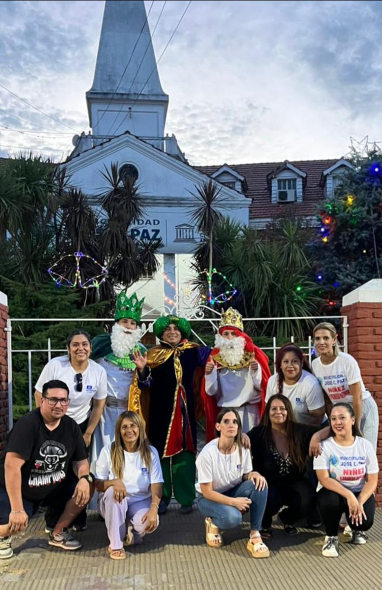 Los Reyes recorrieron barrios de José C.Paz. Una hermosa sorpresa para los niños y familias paceñas. Esta iniciativa estuvo a cargo de la D.Gral de Primera infancia y Niñez, con la colaboración de los bomberos voluntarios de José C.Paz y la secretaría de seguridad.