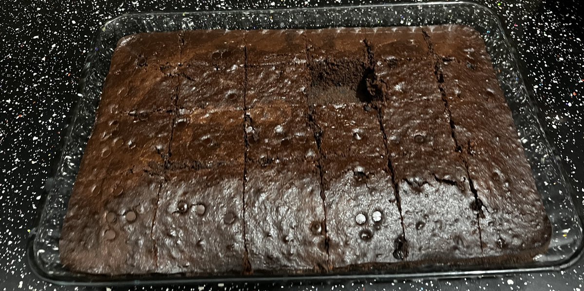 Yengem aradı kızım yarın yola çıkacağız bizde fırın yok bi kek yapar mısın bize tamam dedim portakallı damla çikolatalı yaptım tadı çok güzel olmuş 🫢🤭😂 yarısını versem olmaz mı ya 😂😂